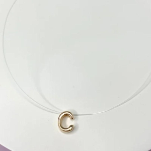 Choker colar nylon letra C