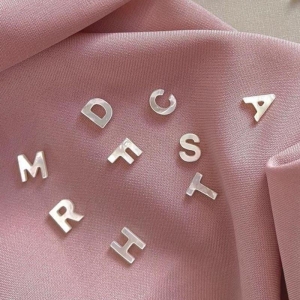 COLAR NYLON LETRAS MADREPEROLA C