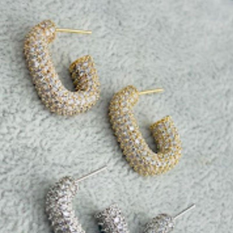 BRINCO ARGOLA LUXO CRAVEJADA