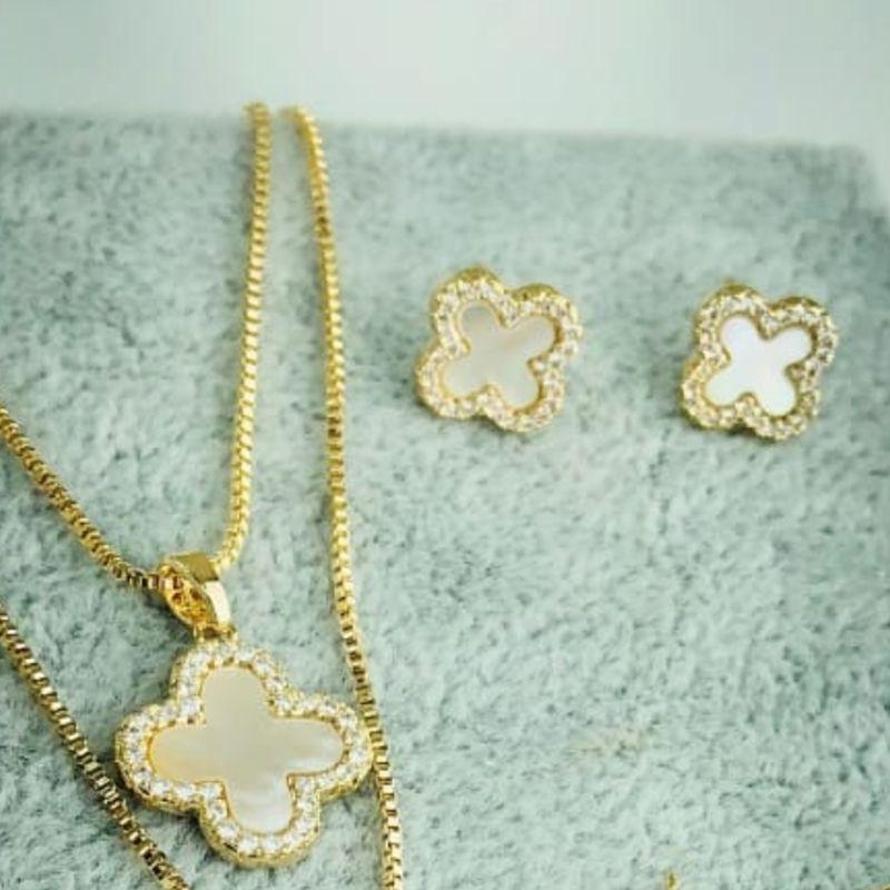 CONJUNTO VENEZIANA TREVO MADREPEROLA OURO