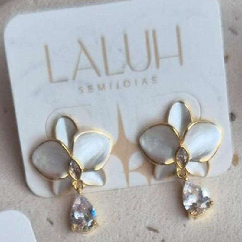 BRINCO FLOR MADREPEROLA E GOTA ZIRCONIA