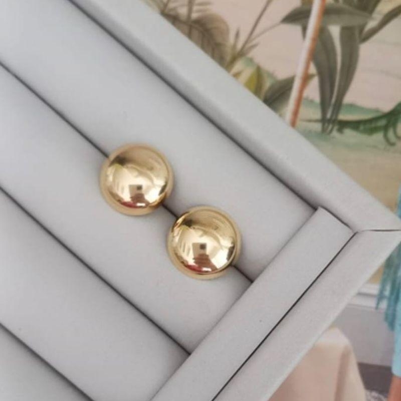BRINCO MEIA ESFERA OURO POLIDO M