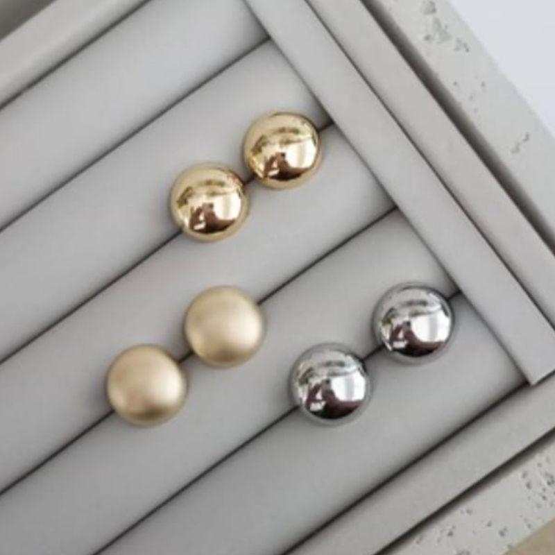 BRINCO MEIA ESFERA OURO POLIDO P