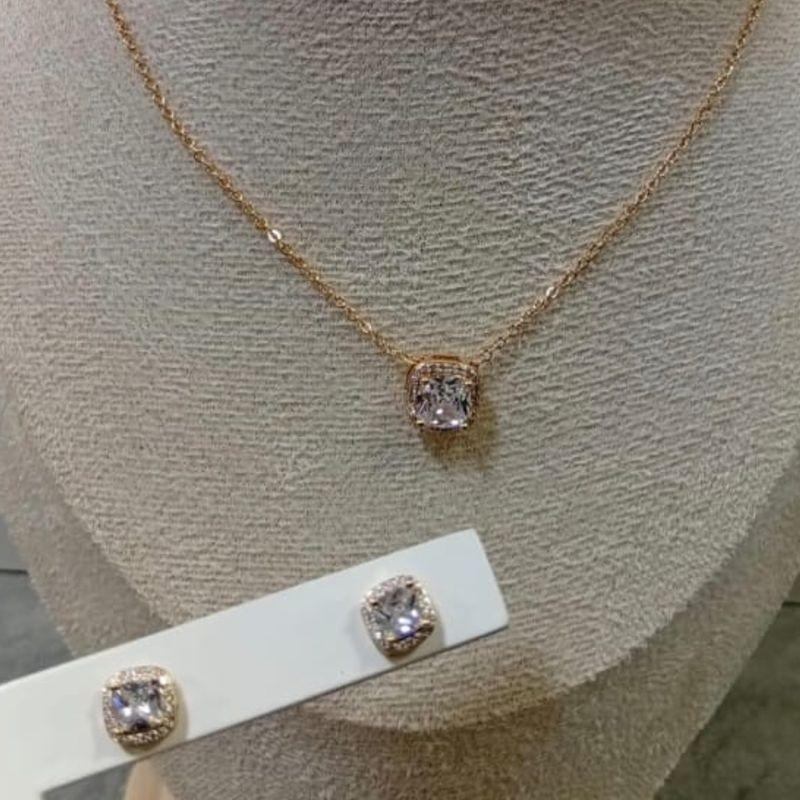 CONJUNTO OURO QUADRADO CRAVEJADO