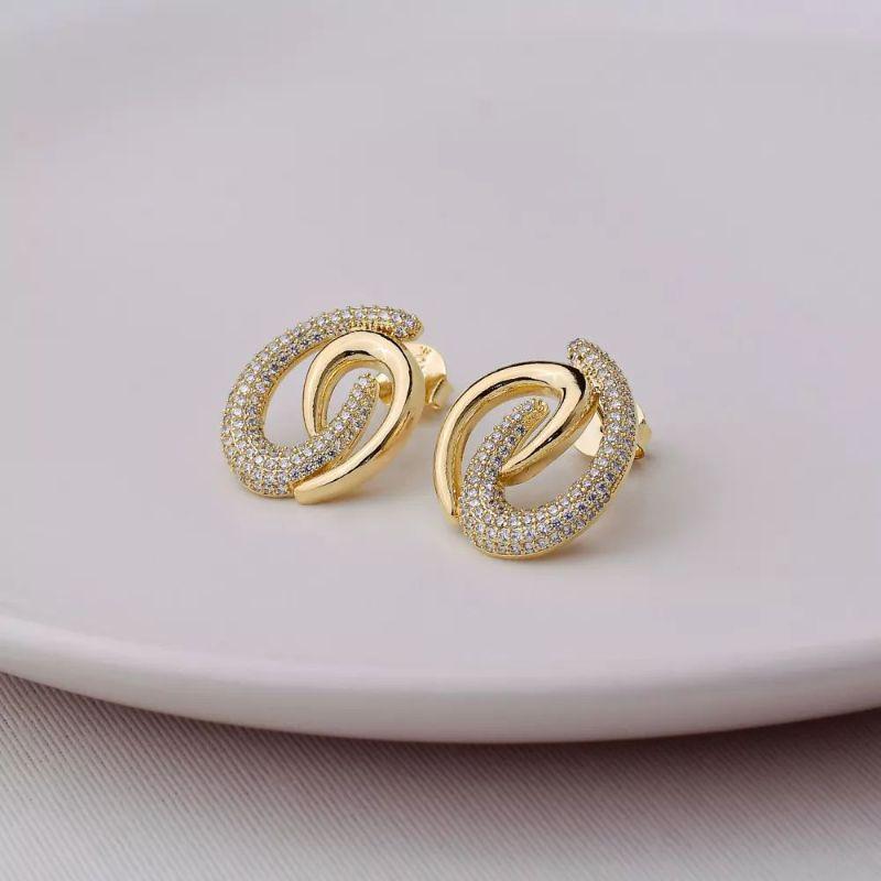 Brinco dourado cravejado cristal