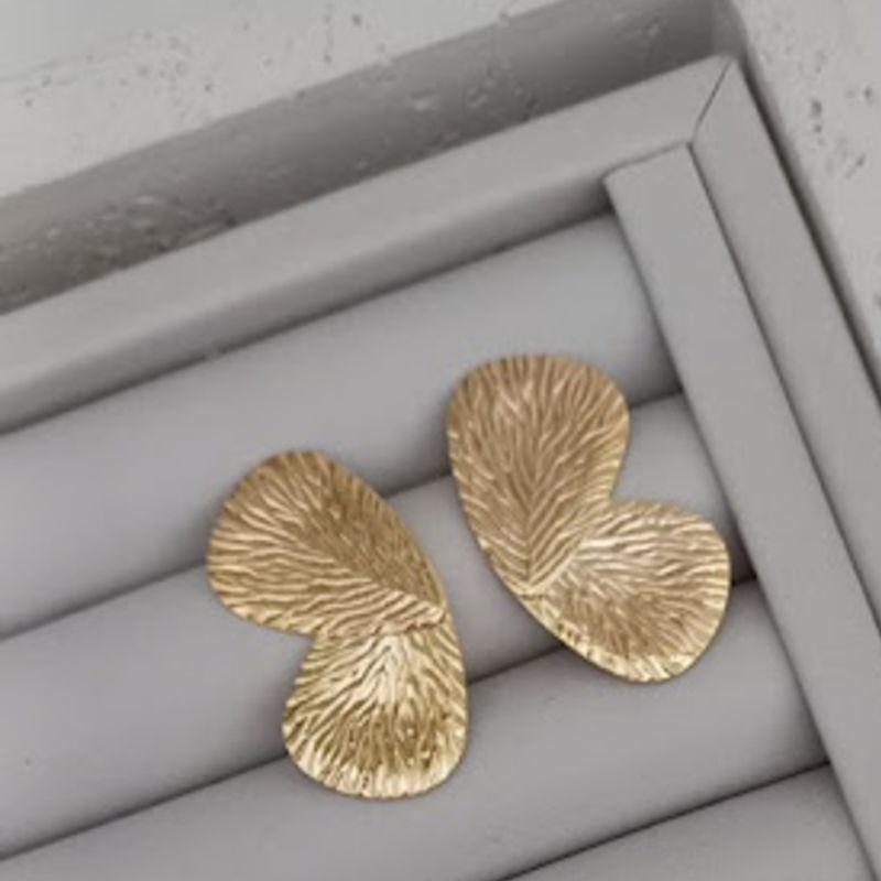 BRINCO ORGANICO GOTAS DETALHE OURO