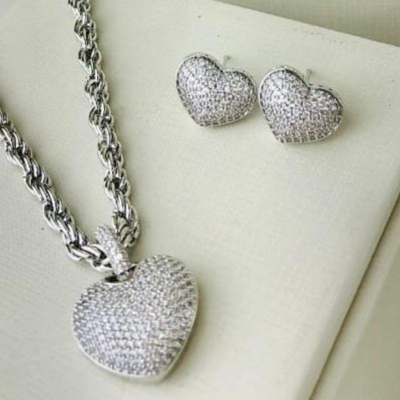 CONJUNTO 3 EM 1 BRINCO COLAR E PULSEIRA CORAÇAÕ CRAVEJADO
