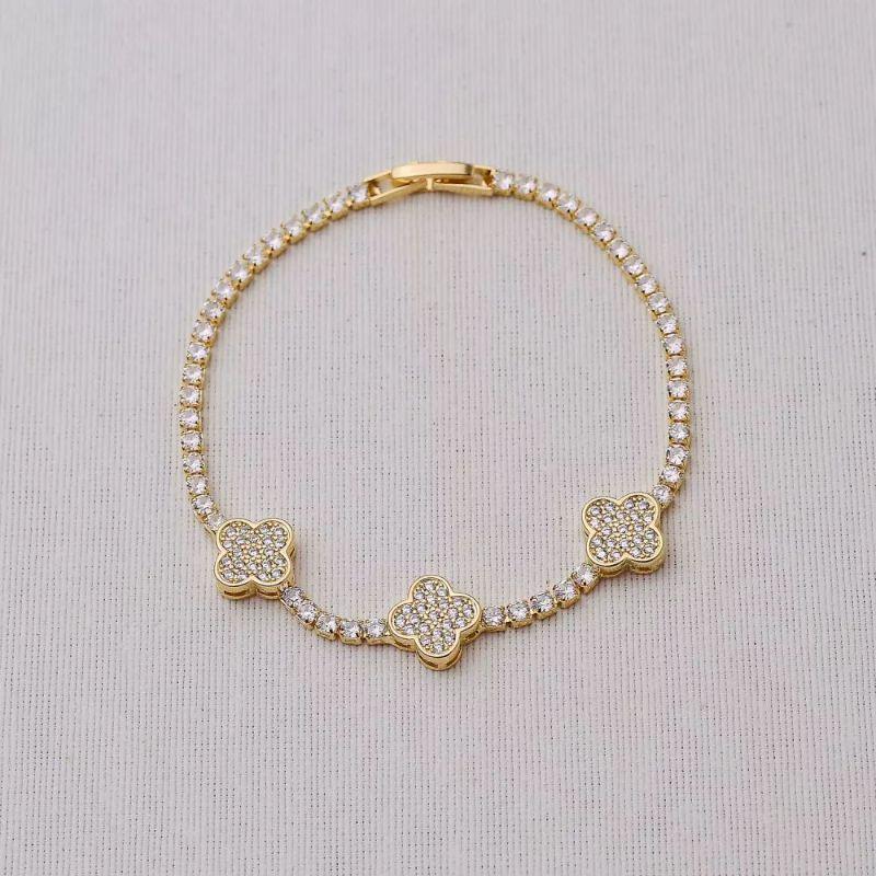 Pulseira trevos cravejados 20cm