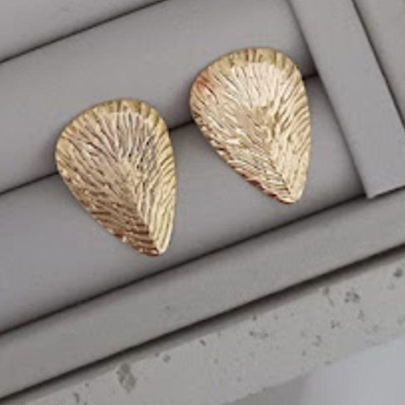 BRINCO GOTA DETALHES OURO