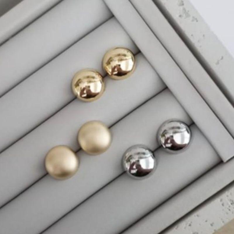 BRINCO MEIA ESFERA OURO POLIDO P
