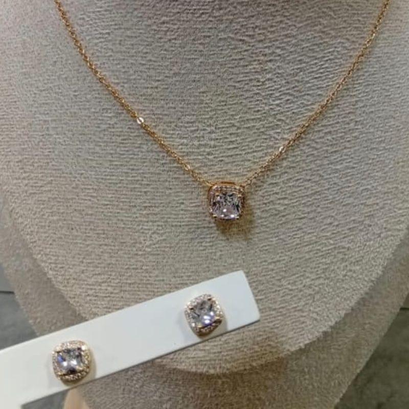 CONJUNTO OURO QUADRADO CRAVEJADO